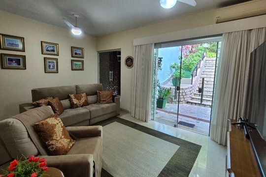 Casa à venda com 4 quartos, 342m² em Itaipu, Niterói