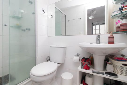 Banheiro da Suíte de apartamento à venda com 3 quartos, 70m² em Cavalhada, Porto Alegre