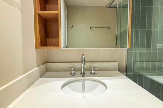 Banheiro de kitnet/studio para alugar com 1 quarto, 25m² em Pinheiros, São Paulo