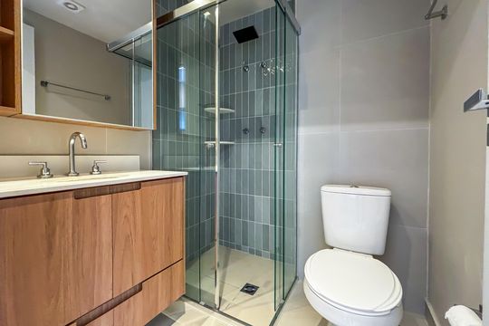 Banheiro de kitnet/studio para alugar com 1 quarto, 25m² em Pinheiros, São Paulo