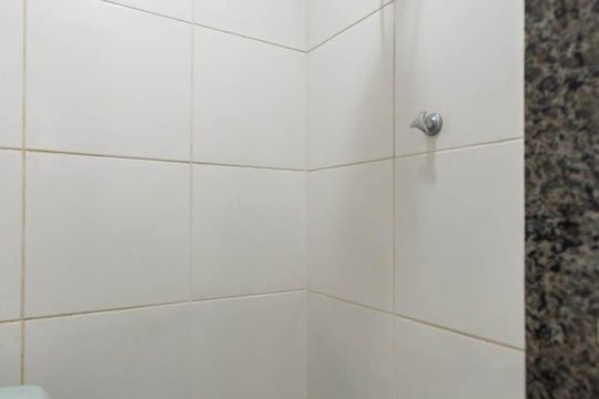 Banheiro de serviço de apartamento à venda com 2 quartos, 53m² em Tijuca, Rio de Janeiro