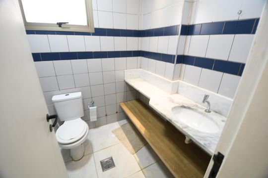Banheiro  de apartamento à venda com 1 quarto, 45m² em Centro, Campinas