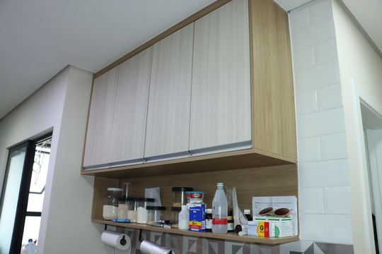 Cozinha de casa de condomínio para alugar com 2 quartos, 177m² em Jardim Semiramis, Cotia