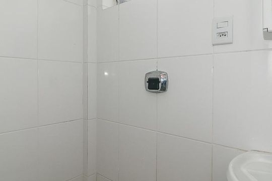 Banheiro de apartamento à venda com 1 quarto, 40m² em Petrópolis, Porto Alegre