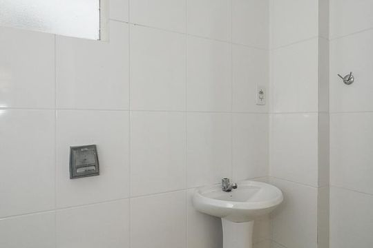 Banheiro de apartamento à venda com 1 quarto, 40m² em Petrópolis, Porto Alegre