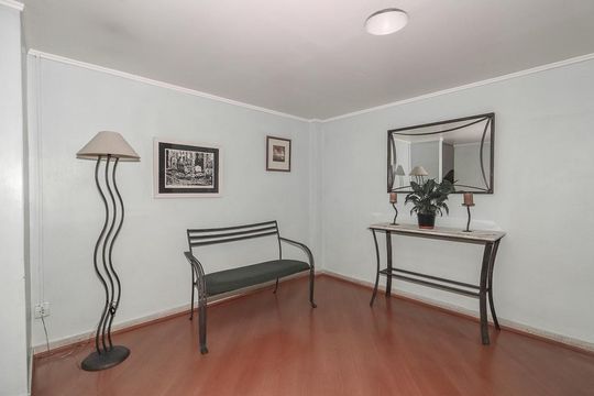 Hall de entrada de apartamento à venda com 1 quarto, 40m² em Petrópolis, Porto Alegre