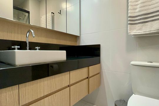 Banheiro de kitnet/studio para alugar com 1 quarto, 31m² em Pinheiros, São Paulo