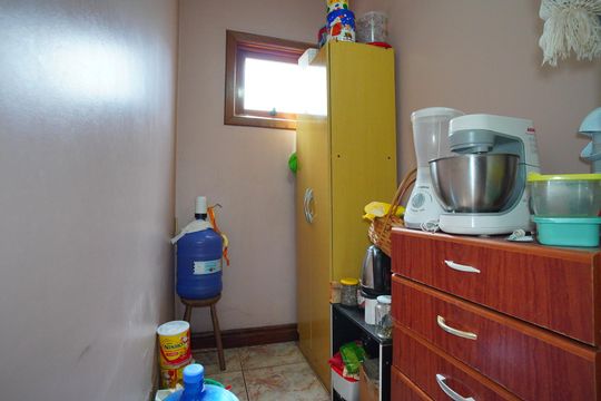 Despensa de casa para alugar com 6 quartos, 475m² em Jardim Itu, Porto Alegre