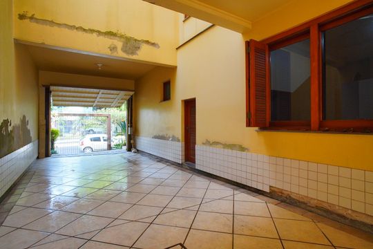 Garagem de casa para alugar com 6 quartos, 475m² em Jardim Itu, Porto Alegre