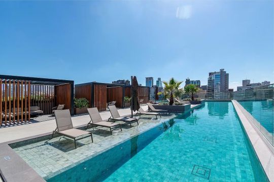 Área comum - Piscina de kitnet/studio para alugar com 1 quarto, 25m² em Boa Vista, Porto Alegre