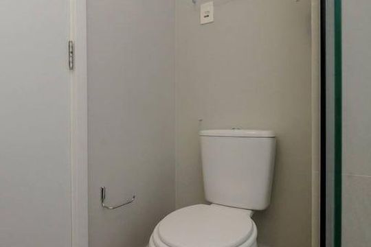 Banheiro  de kitnet/studio para alugar com 1 quarto, 25m² em Boa Vista, Porto Alegre