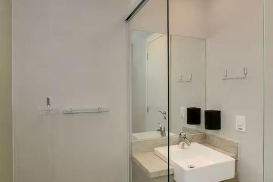 Banheiro  de kitnet/studio para alugar com 1 quarto, 25m² em Boa Vista, Porto Alegre