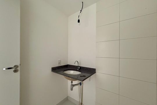 Banheiro de kitnet/studio à venda com 0 quarto, 25m² em Vila Cordeiro, São Paulo