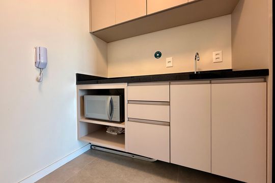 Cozinha de kitnet/studio para alugar com 1 quarto, 27m² em Cidade Monções, São Paulo