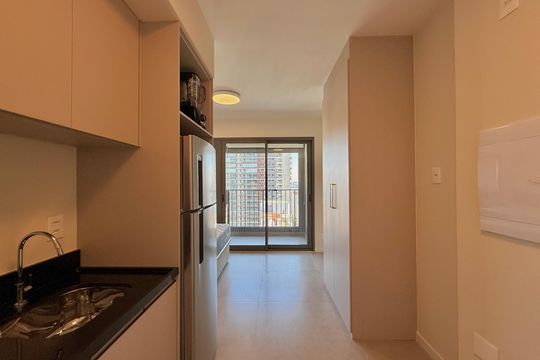 Cozinha de kitnet/studio para alugar com 1 quarto, 27m² em Cidade Monções, São Paulo