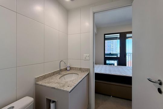 Banheiro de kitnet/studio para alugar com 1 quarto, 27m² em Cidade Monções, São Paulo