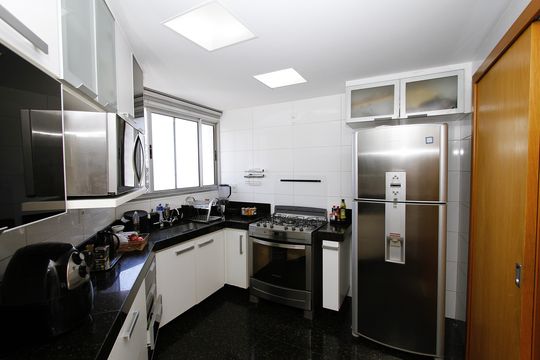 Cozinha de apartamento à venda com 4 quartos, 140m² em Buritis, Belo Horizonte