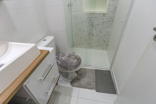 Banheiro de apartamento à venda com 2 quartos, 45m² em Piraporinha, Diadema