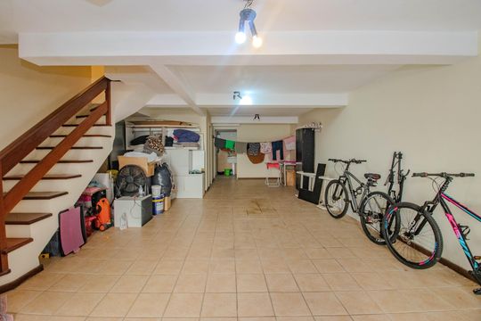 Garagem de casa de condomínio à venda com 3 quartos, 276m² em Boa Vista, Porto Alegre