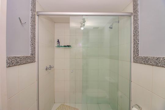 Banheiro Social de casa de condomínio à venda com 3 quartos, 276m² em Boa Vista, Porto Alegre