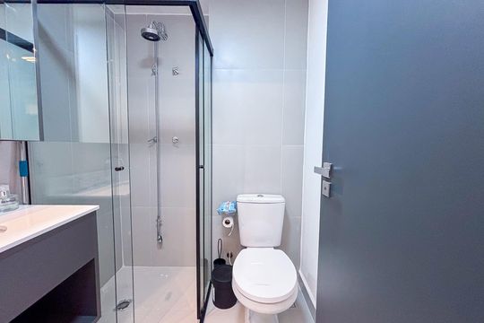 Banheiro de kitnet/studio para alugar com 1 quarto, 24m² em Pinheiros, São Paulo