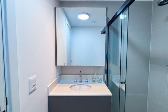 Banheiro de kitnet/studio para alugar com 1 quarto, 24m² em Pinheiros, São Paulo