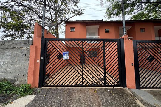 Fachada + plaquinha de casa para alugar com 2 quartos, 75m² em Vila Curuçá, Santo André