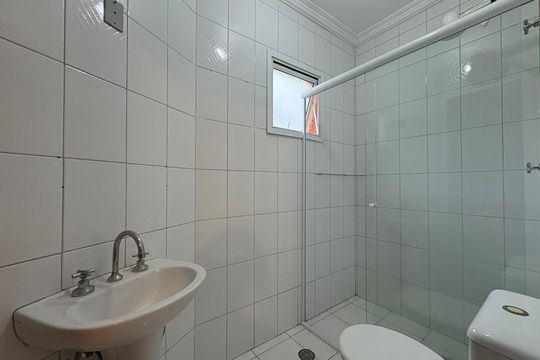 Banheiro da suíte 2 de casa para alugar com 2 quartos, 75m² em Vila Curuçá, Santo André