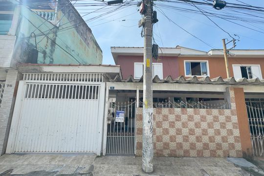 Placa instalada na fachada do imóvel de casa à venda com 3 quartos, 120m² em Macedo, Guarulhos