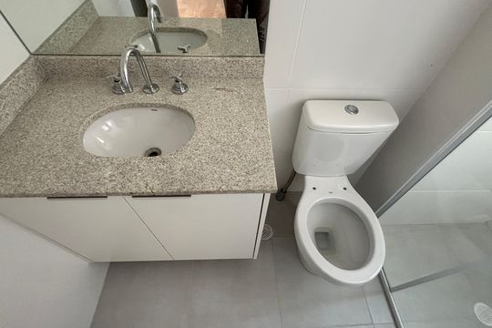 Banheiro da Suíte de apartamento para alugar com 2 quartos, 64m² em Parque das Nações, Santo André