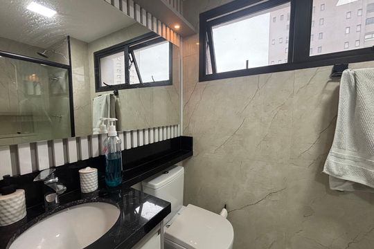 Banheiro de kitnet/studio para alugar com 1 quarto, 23m² em Indianópolis, São Paulo
