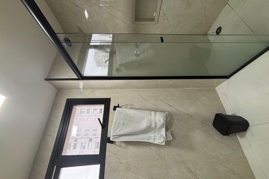Banheiro de kitnet/studio para alugar com 1 quarto, 23m² em Indianópolis, São Paulo