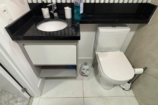 Banheiro de kitnet/studio para alugar com 1 quarto, 23m² em Indianópolis, São Paulo