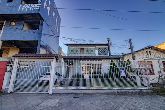 Fachada de casa à venda com 3 quartos, 250m² em Sarandi, Porto Alegre