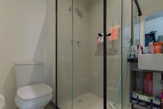 Banheiro de kitnet/studio para alugar com 1 quarto, 28m² em Paraíso, São Paulo