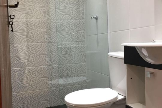 Banheiro de apartamento à venda com 1 quarto, 49m² em Jardim Dona Leopoldina, Porto Alegre