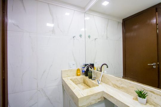Banheiro social de apartamento à venda com 2 quartos, 57m² em Parque São Vicente, Santo André