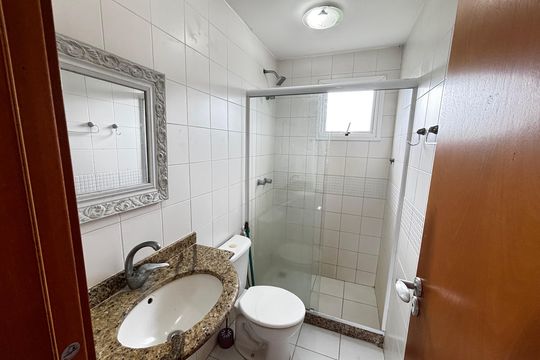 Banheiro da Suíte 1 de casa de condomínio para alugar com 2 quartos, 57m² em Vargem Pequena, Rio de Janeiro
