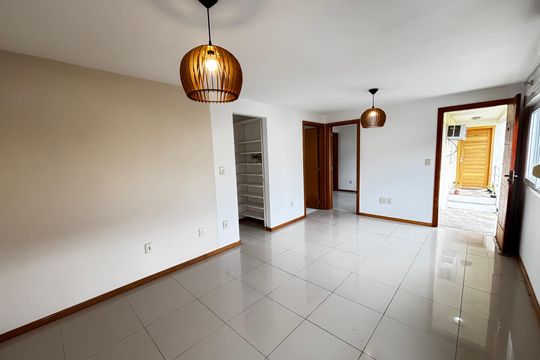 Sala de casa de condomínio para alugar com 2 quartos, 57m² em Vargem Pequena, Rio de Janeiro