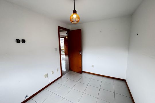 Quarto de casa de condomínio para alugar com 2 quartos, 57m² em Vargem Pequena, Rio de Janeiro
