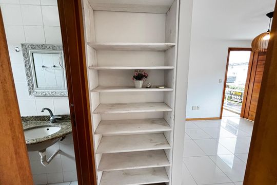 Corredor de casa de condomínio para alugar com 2 quartos, 57m² em Vargem Pequena, Rio de Janeiro