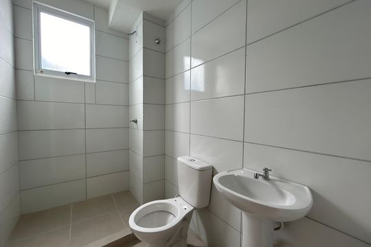 Banheiro de apartamento à venda com 2 quartos, 51m² em Operário, Novo Hamburgo