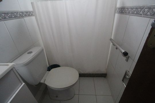 Banheiro de apartamento para alugar com 2 quartos, 57m² em Jacarepaguá, Rio de Janeiro