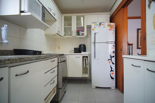 Cozinha de apartamento à venda com 3 quartos, 95m² em São João, Porto Alegre