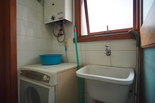 Cozinha e Área de Serviço de apartamento à venda com 3 quartos, 95m² em São João, Porto Alegre
