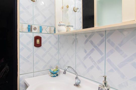 Banheiro de apartamento à venda com 1 quarto, 48m² em Azenha, Porto Alegre