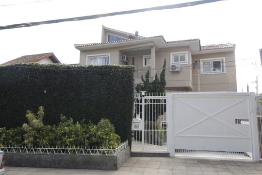 Fachada de casa à venda com 6 quartos, 990m² em Vila Jardim, Porto Alegre