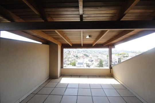 Sacada de casa à venda com 6 quartos, 990m² em Vila Jardim, Porto Alegre