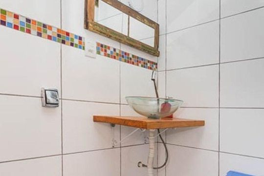 Banheiro de apartamento para alugar com 1 quarto, 36m² em Santa Maria Goretti, Porto Alegre