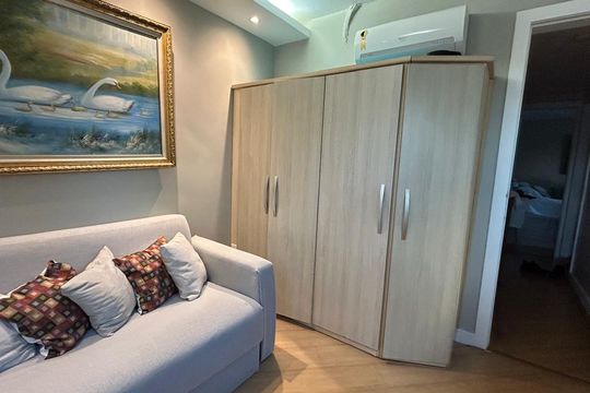 Sala de casa de condomínio para alugar com 6 quartos, 211m² em Barra da Tijuca, Rio de Janeiro